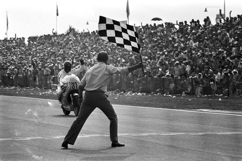 TT in Assen, 500cc klasse Wil Hartog gaat als derde over finish, Bestanddeelnr 928-6665
