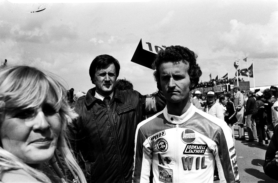TT Assen Wil Hartog wordt omhelsd, Bestanddeelnr 929-7881