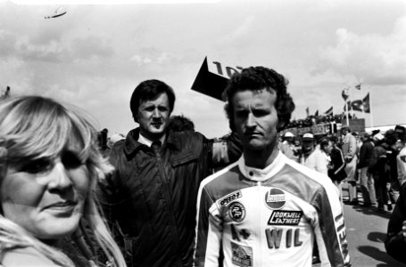 TT Assen Wil Hartog wordt omhelsd, Bestanddeelnr 929-7881