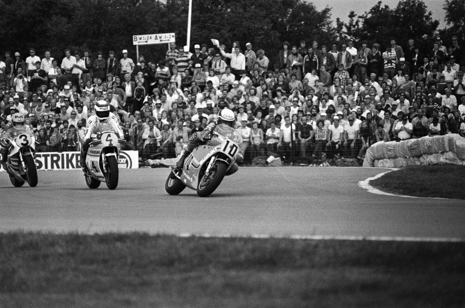 TT in Assen 500 cc v.l.n.r. Kenny Roberts (3), Jack Middelburg (4) en Franco Un, Bestanddeelnr 932-2261