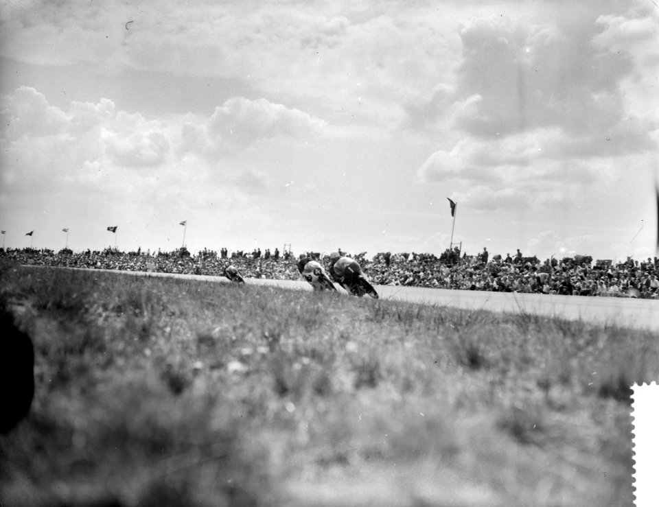 TT op het circuit van Assen, 500cc klasse Aan kop John Surtees, Bestanddeelnr 910-4755