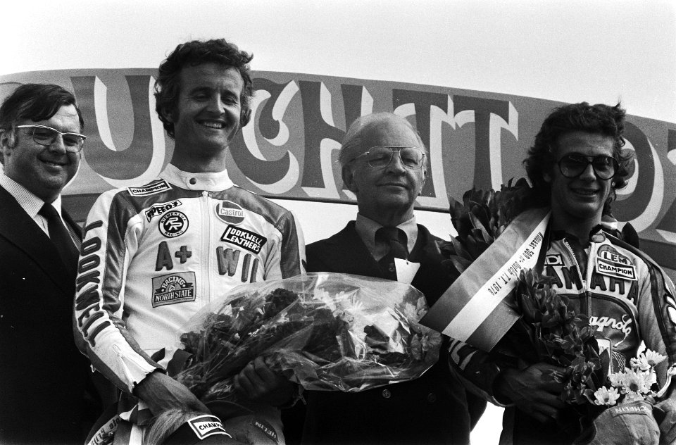 TT Assen huldiging Wil Hartog (l., beste Nederlander op 5e plaast) en Johnny Ce, Bestanddeelnr 929-7877
