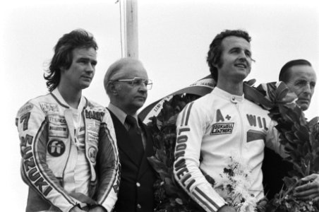 TT Assen Wil Hartog en Barry Sheene (l) tijdens huldiging, Bestanddeelnr 929-2424