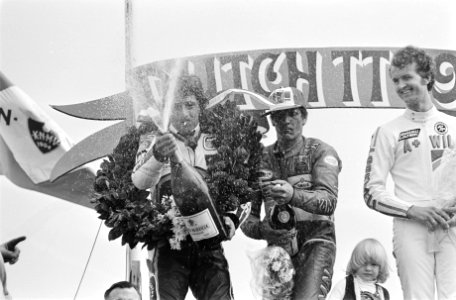 TT Assen Marco Lucchinelli (winnaar 500cc) spuitend me champagne, naast hem Bo…, Bestanddeelnr 931-5669
