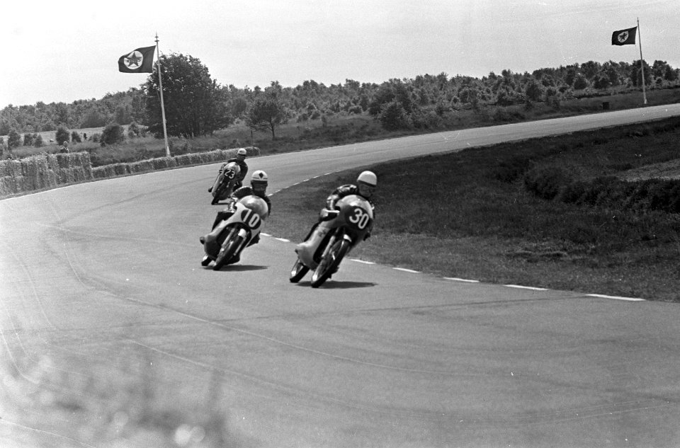 TT Assen. Coureurs in de bocht. Mike Hailwood aan de leiding, Bestanddeelnr 920-4255