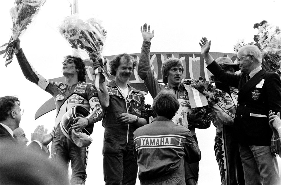 TT Assen Huldiging 500 cc. V.l.n.r. Franco Uncini (3e), Adri v.d. Broeke (monte, Bestanddeelnr 930-9041