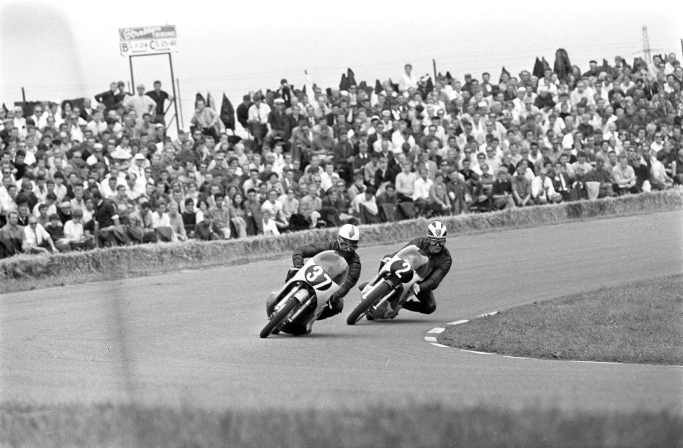 TT Assen. Nummer 11 Links, nummer 37 Simmonds rechts Phil Read in de bocht, Bestanddeelnr 921-4824