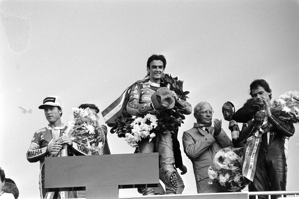 TT in Assen 500 cc tijdens huldiging v.l.n.r. Roberts, Uncini, Sheene, Bestanddeelnr 932-2263