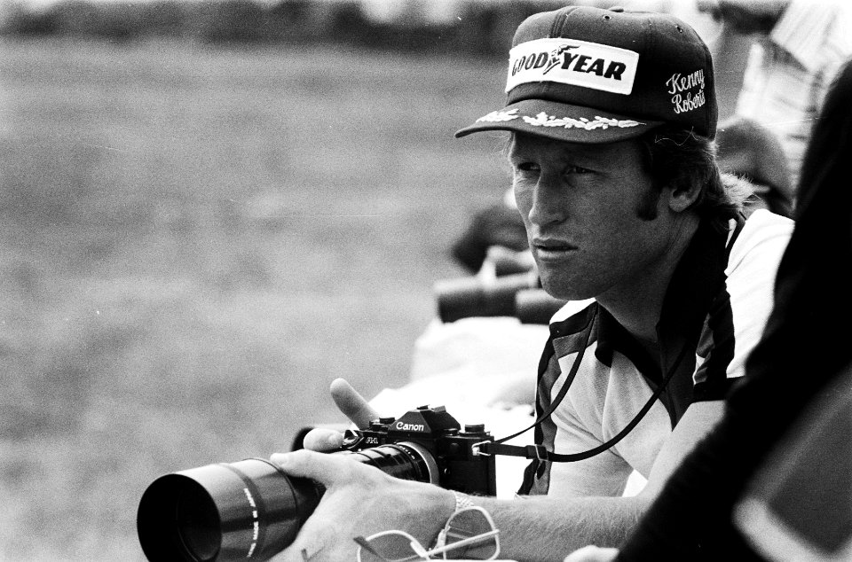 TT Assen. Wereldkampioen Kenny Roberts fotografeert de 250cc, Bestanddeelnr 930-3293