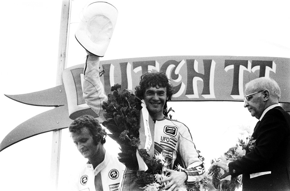 TT Assen. 500cc klasse. Huldiging van winnaar Virginio Ferrari en Wil Hartog (li, Bestanddeelnr 930-3292
