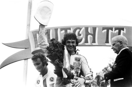 TT Assen. 500cc klasse. Huldiging van winnaar Virginio Ferrari en Wil Hartog (li, Bestanddeelnr 930-3292