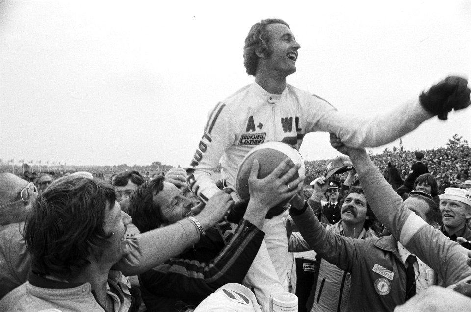 TT Assen Wil Hartog op de schouders na overwinning in de 500cc klasse, Bestanddeelnr 929-2420
