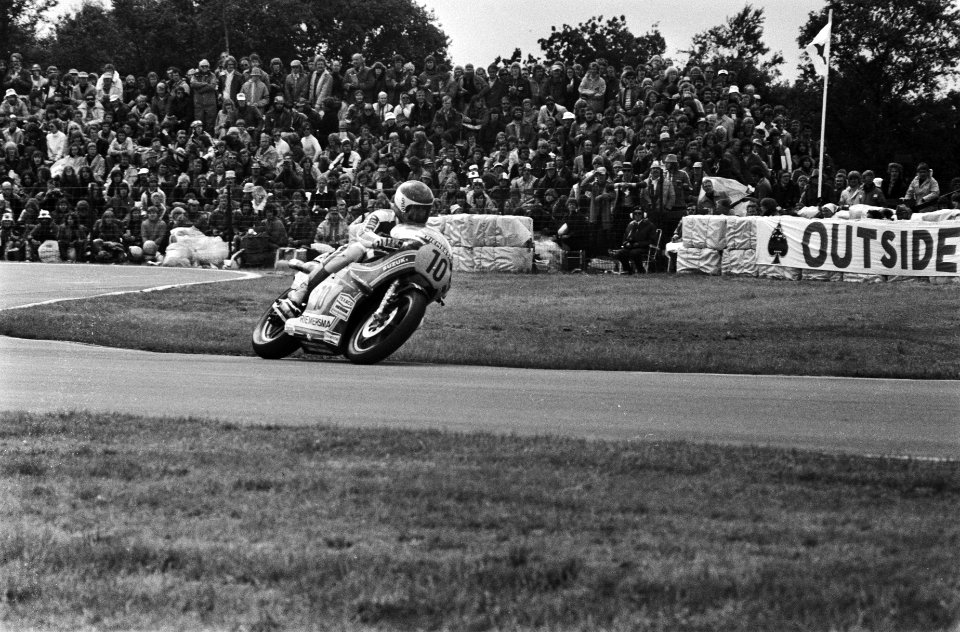 TT Assen 500cc Wil Hartog (10) werd 5e op de fabrieks-Suzuki., Bestanddeelnr 929-7883