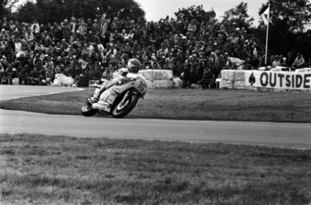 TT Assen 500cc Wil Hartog (10) werd 5e op de fabrieks-Suzuki., Bestanddeelnr 929-7883