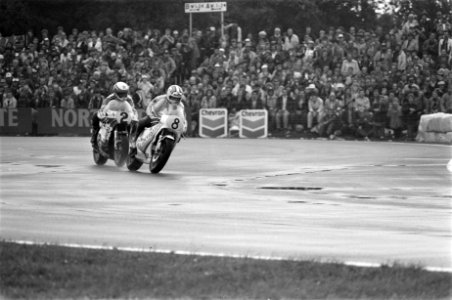 TT Assen Boet van Dulmen (r) en Marco Lucchinelli, Bestanddeelnr 931-5671