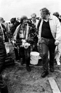 TT Assen Jack Middelburg (winnaar 500cc) in zijn krans, Bestanddeelnr 930-9038