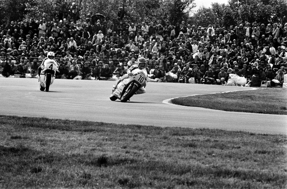TT Assen. 500cc klasse. Johnny Cecotto (l) en Wil Hartog in actie, Bestanddeelnr 929-7879