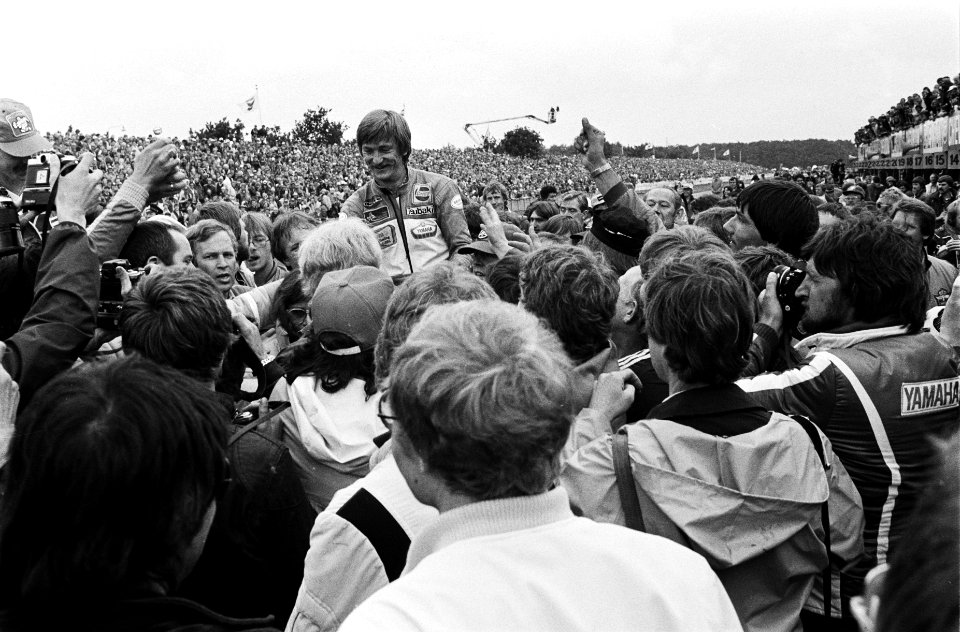 TT Assen Jack Middelburg (winnaar 500 CC ) op de schouders, Bestanddeelnr 930-9037