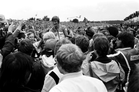 TT Assen Jack Middelburg (winnaar 500 CC ) op de schouders, Bestanddeelnr 930-9037