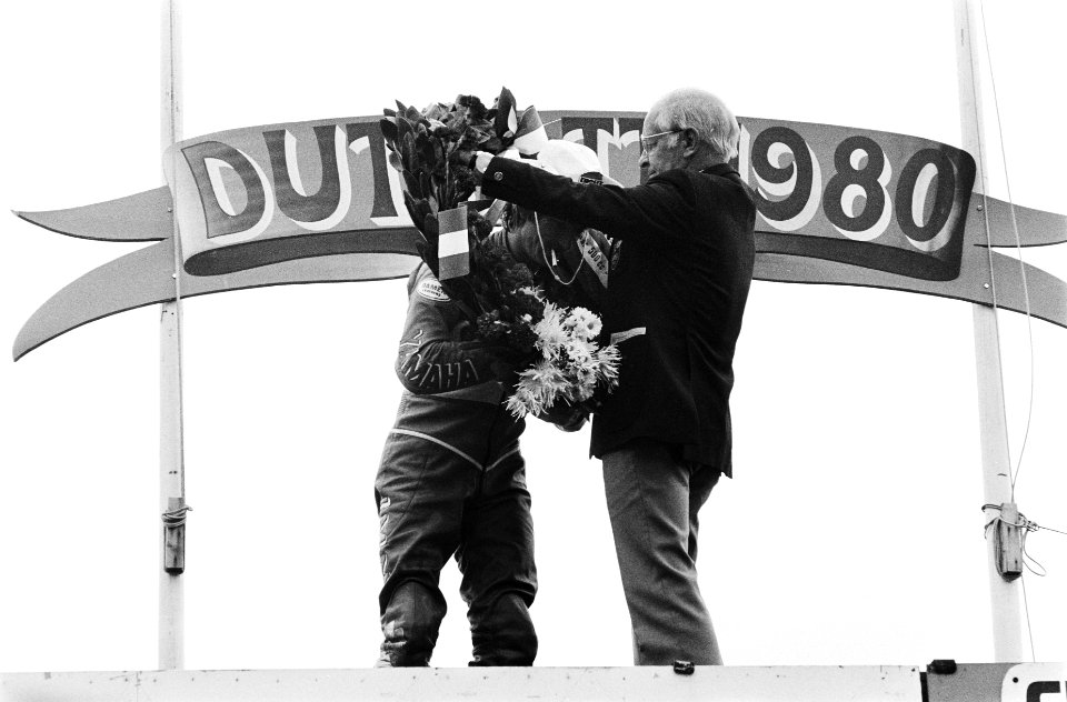 TT Assen huldiging Jack Middelburg (winnaar 500cc), Bestanddeelnr 930-9042
