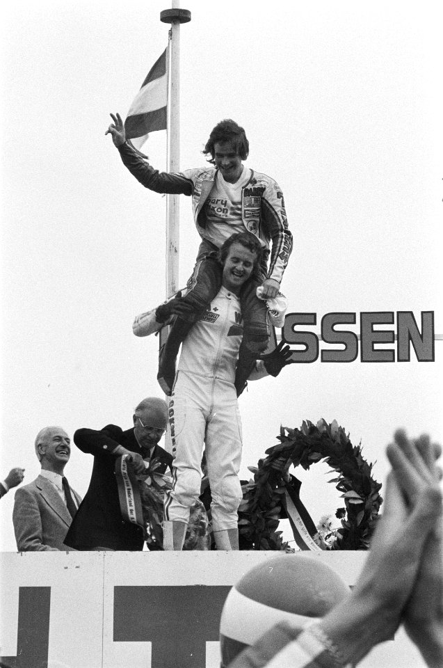 TT Assen Wil Hartog met op de schouders Barry Sheene, Bestanddeelnr 929-2423