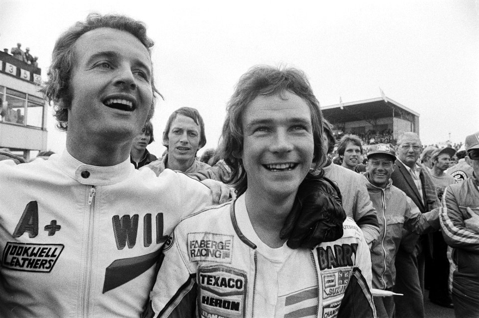 TT Assen Wil Hartog (l) met Barry Sheene (2e) na afloop, Bestanddeelnr 929-2419