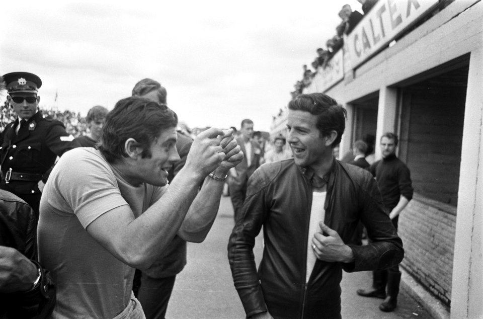 TT Assen. Links Agostini, rechts Phil Read, Bestanddeelnr 921-4816