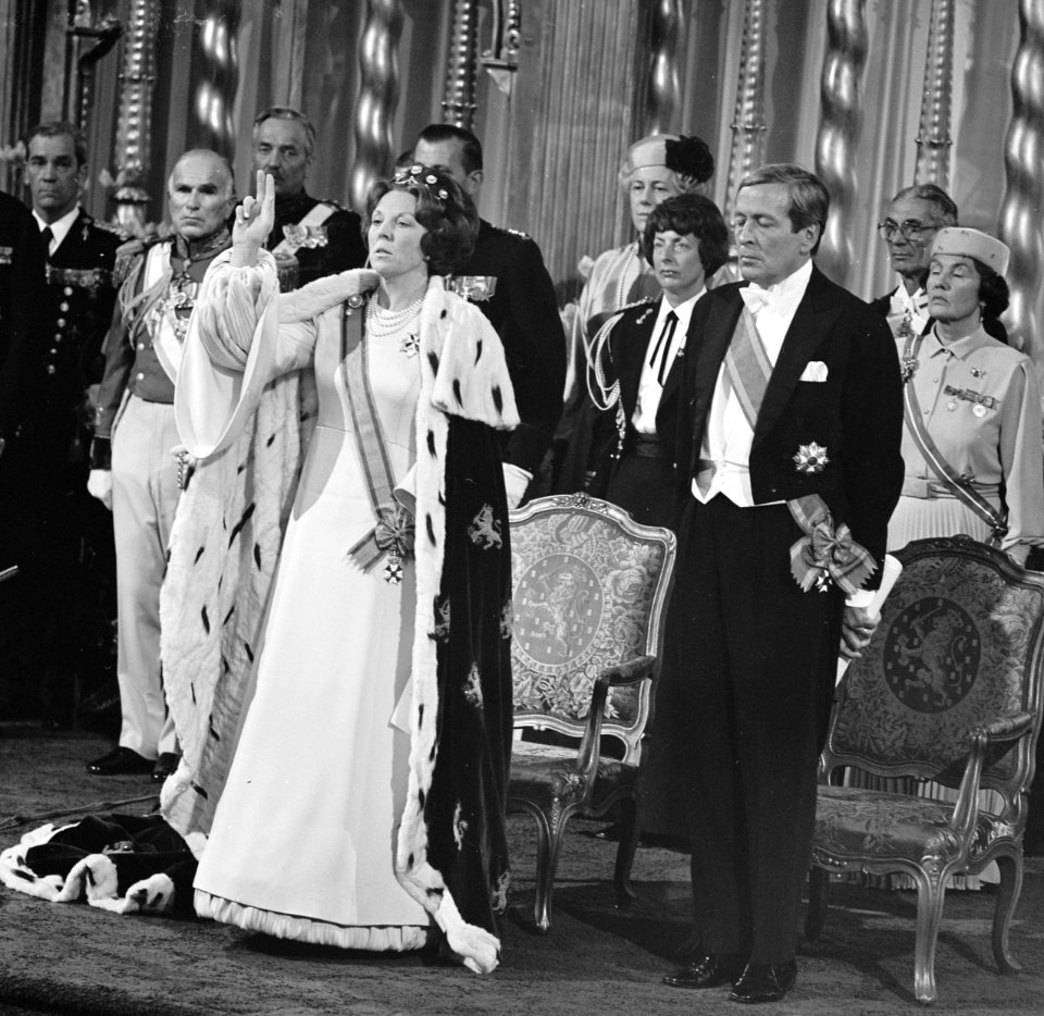 Troonswisseling 30 april , Koningin Beatrix tijdens eedsaflegging, Bestanddeelnr 930-8082