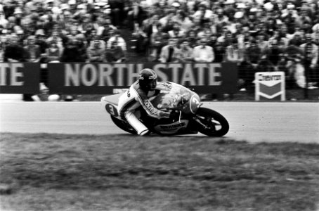 TT Assen Jon Ekerold in aktie, winnaar 350 cc, Bestanddeelnr 930-9049