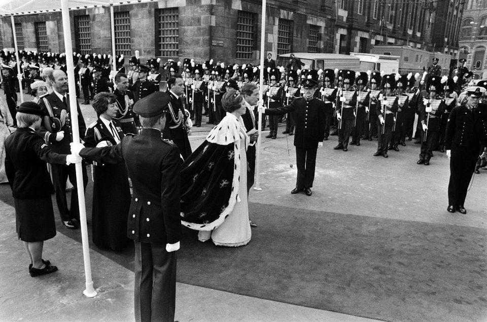 Troonswisseling 30 april , Koningin Beatrix en Prins Claus lopen onder pergola n, Bestanddeelnr 930-8017