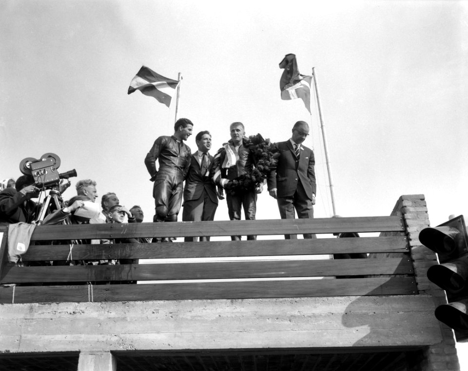 TT te Assen De zijspan klasse John Hartle met krans, Bestanddeelnr 915-3156