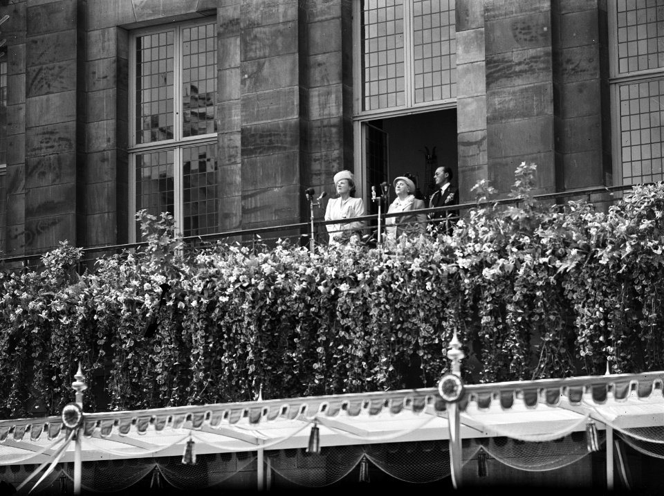 Troonsafstand koningin Wilhelmina Balkonscene Prinses Wilhelmina met de nieuwe, Bestanddeelnr 900-0146