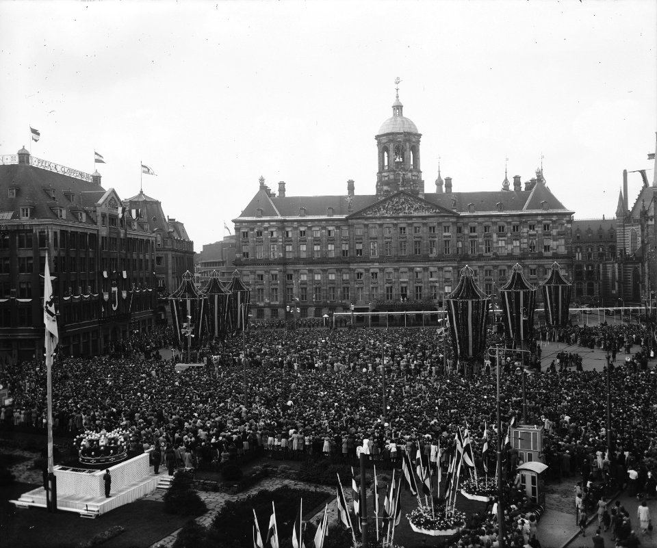 Troonsafstand koningin Wilhelmina Damoverzicht tijdens de balkonscene, Bestanddeelnr 900-0139