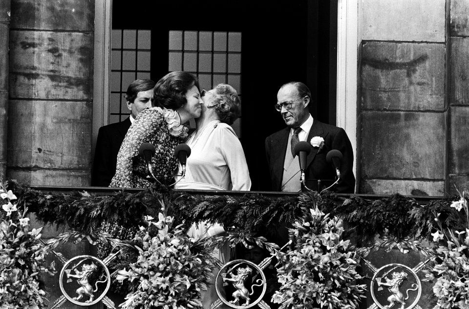 Troonswisseling 30 april , na abdicatie verschenen Beatrix en Juliana op balkon , Bestanddeelnr 930-8010