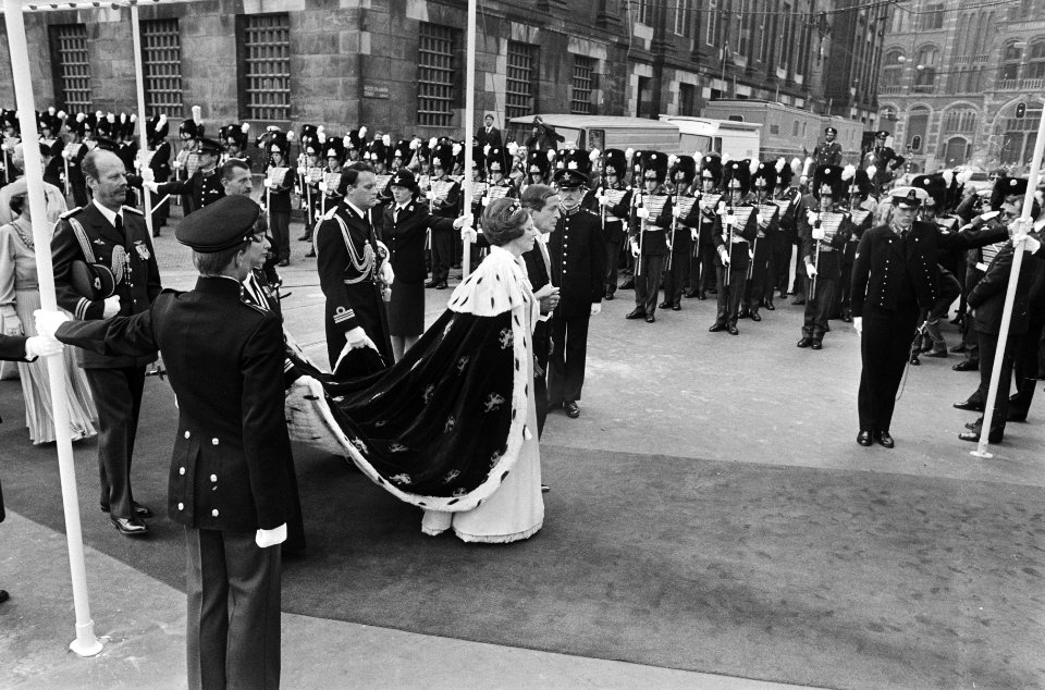 Troonswisseling 30 april , Koningin Beatrix en Prins Claus lopen onder pergola n, Bestanddeelnr 930-8016
