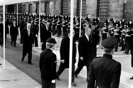 Troonswisseling 30 april , ministers, staatssecretarisse en Kamerleden naar de N, Bestanddeelnr 930-8027