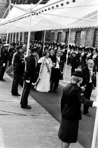 Troonswisseling 30 april , Koningin Beatrix en Prins Claus lopen onder pergola n, Bestanddeelnr 930-8015