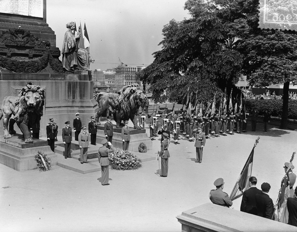 Troonopvolging door Koning Boudewijn Belgie. Kranslegging, Bestanddeelnr 904-6906