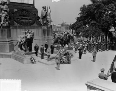 Troonopvolging door Koning Boudewijn Belgie. Kranslegging, Bestanddeelnr 904-6905