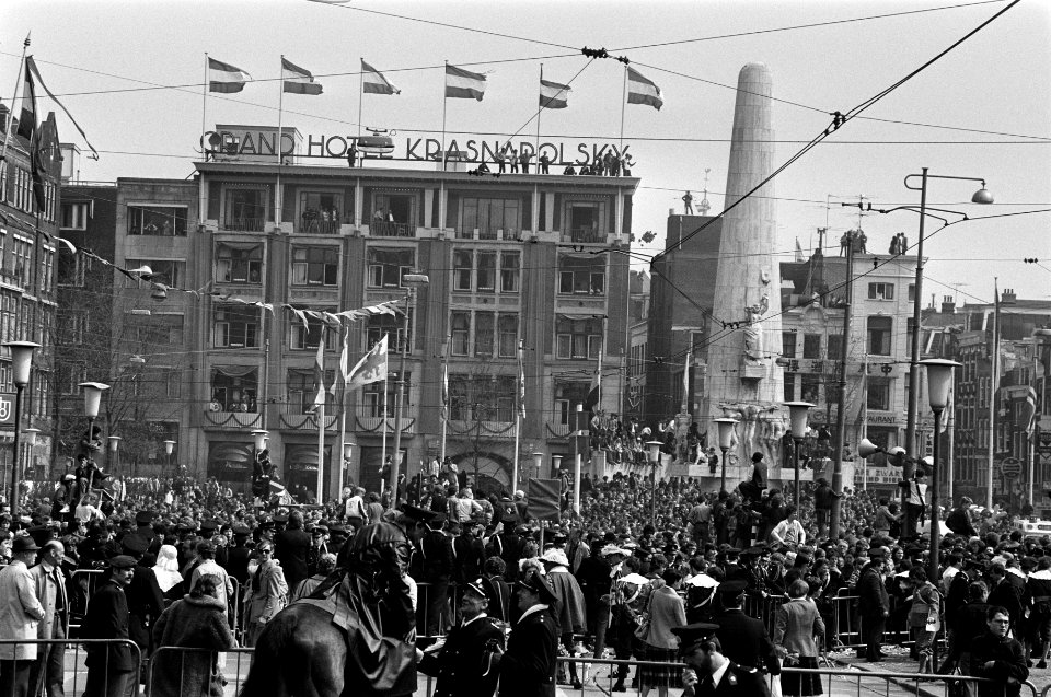 Troonswisseling 30 april, overzichten van de Dam (richting Monument), Bestanddeelnr 930-7994