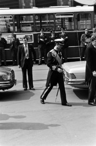 Troonswisseling 30 april , aankomst diverse gasten Prins Charles van Engeland, Bestanddeelnr 930-8040