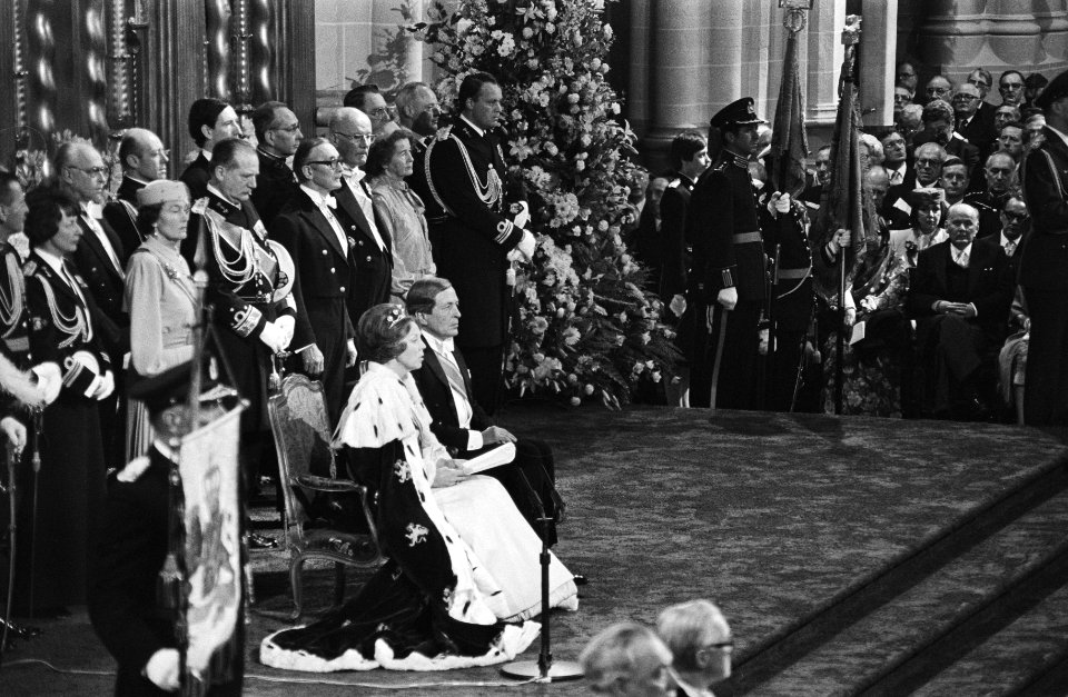 Troonswisseling 30 april , inhuldiging in Nieuwe Kerk Koningin Beatrix leest T, Bestanddeelnr 930-8045