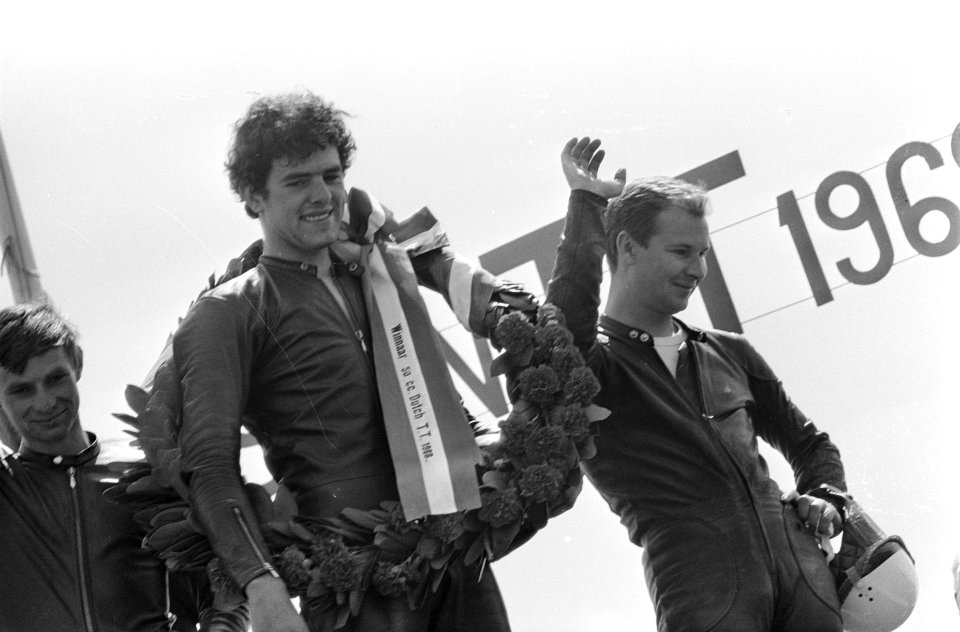 TT Assen. 50cc Lodewijkx (11) links en rechts Hans G. Anscheidt (2) op podium, Bestanddeelnr 921-4814