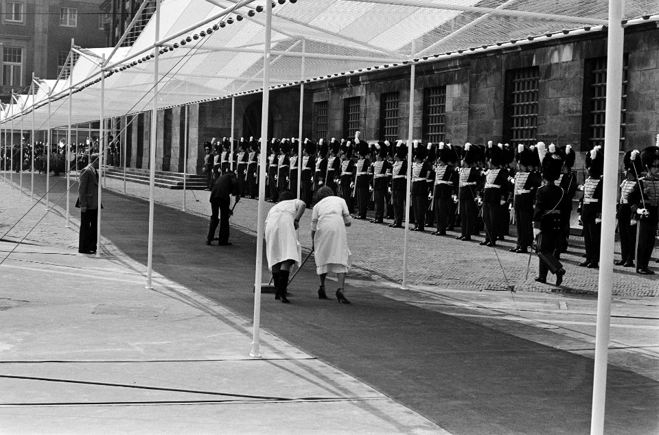 Troonswisseling 30 april , Koningin Beatrix en Pr. Claus lopen onder pergola naa, Bestanddeelnr 930-8020