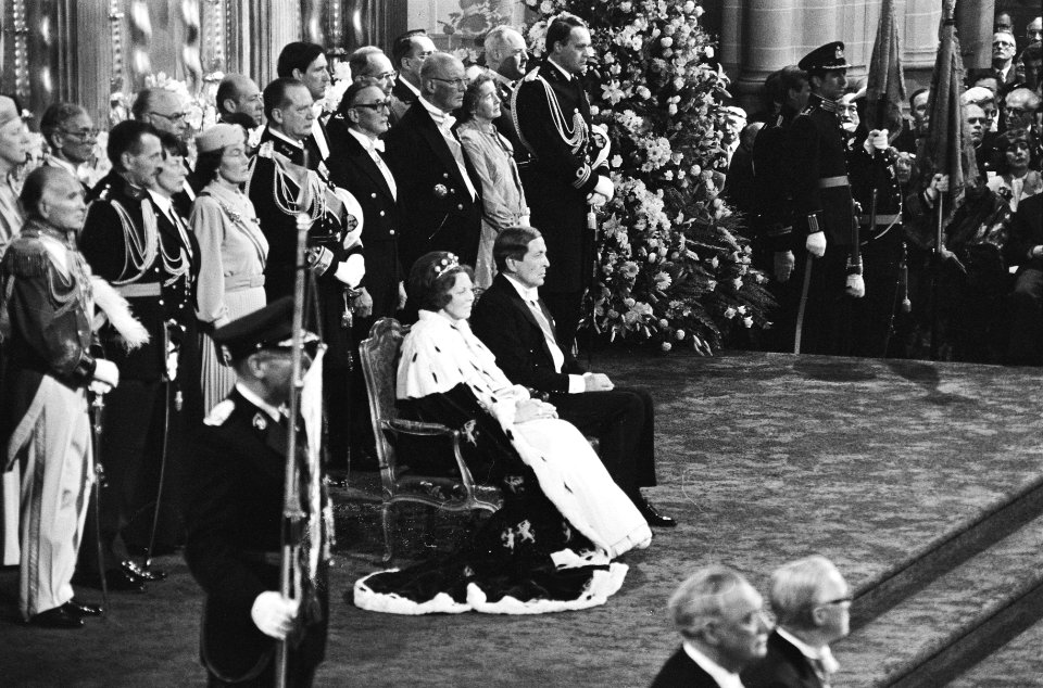 Troonswisseling 30 april , inhuldiging in Nieuwe Kerk Koningin Beatrix en Prin, Bestanddeelnr 930-8056