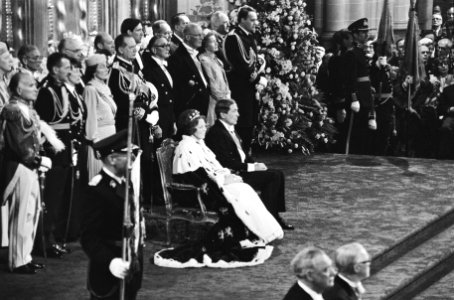Troonswisseling 30 april , inhuldiging in Nieuwe Kerk Koningin Beatrix en Prin, Bestanddeelnr 930-8056