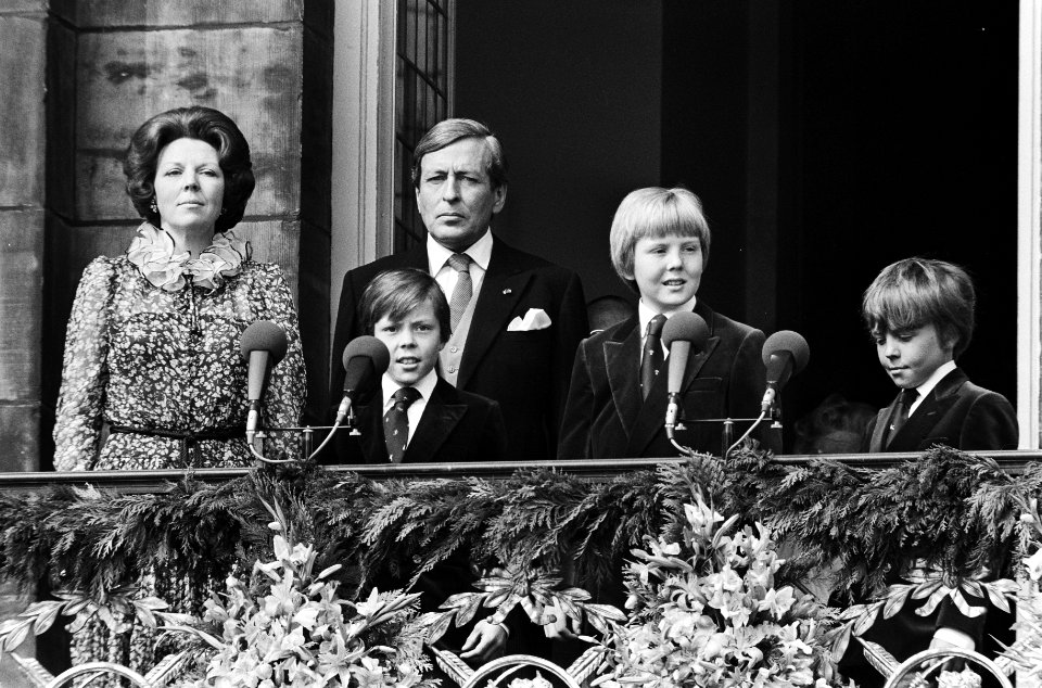 Troonswisseling 30 april , na abdicatie verscheen Beatrix op balkon van Paleis o, Bestanddeelnr 930-8014