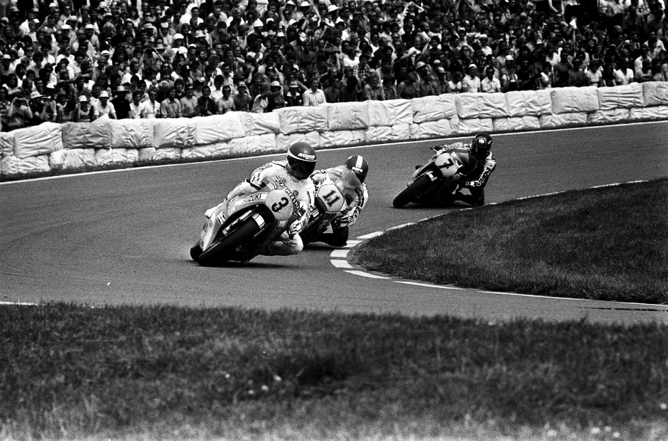 TT Assen. 500cc. Nr. 1 , 2 en 3 in actie. V.l.n.r. Wil Hartog (3e) hier nog op k, Bestanddeelnr 930-3290
