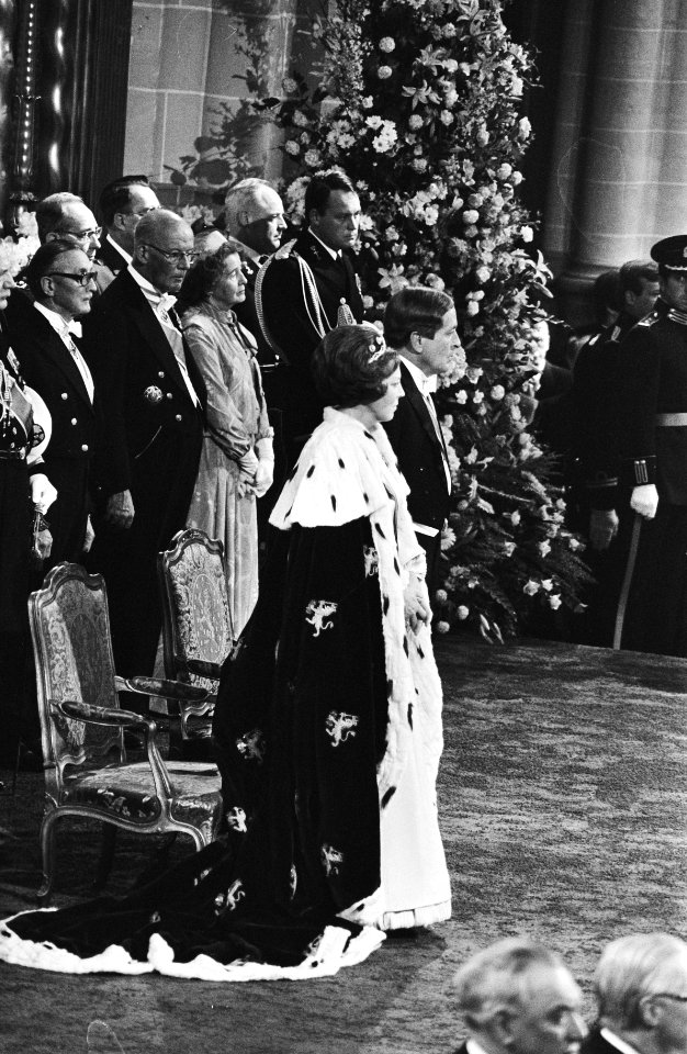 Troonswisseling 30 april , inhuldiging in Nieuwe Kerk Koningin Beatrix en Prin, Bestanddeelnr 930-8055