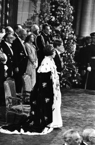 Troonswisseling 30 april , inhuldiging in Nieuwe Kerk Koningin Beatrix en Prin, Bestanddeelnr 930-8055